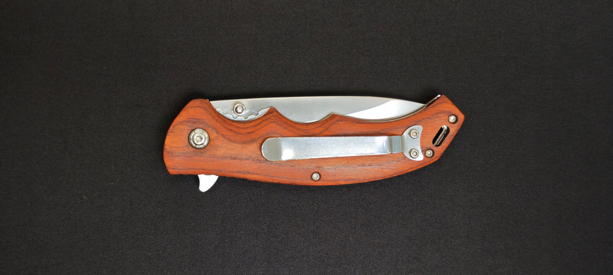 Détail du manche en bois rouge du couteau JKR0903.