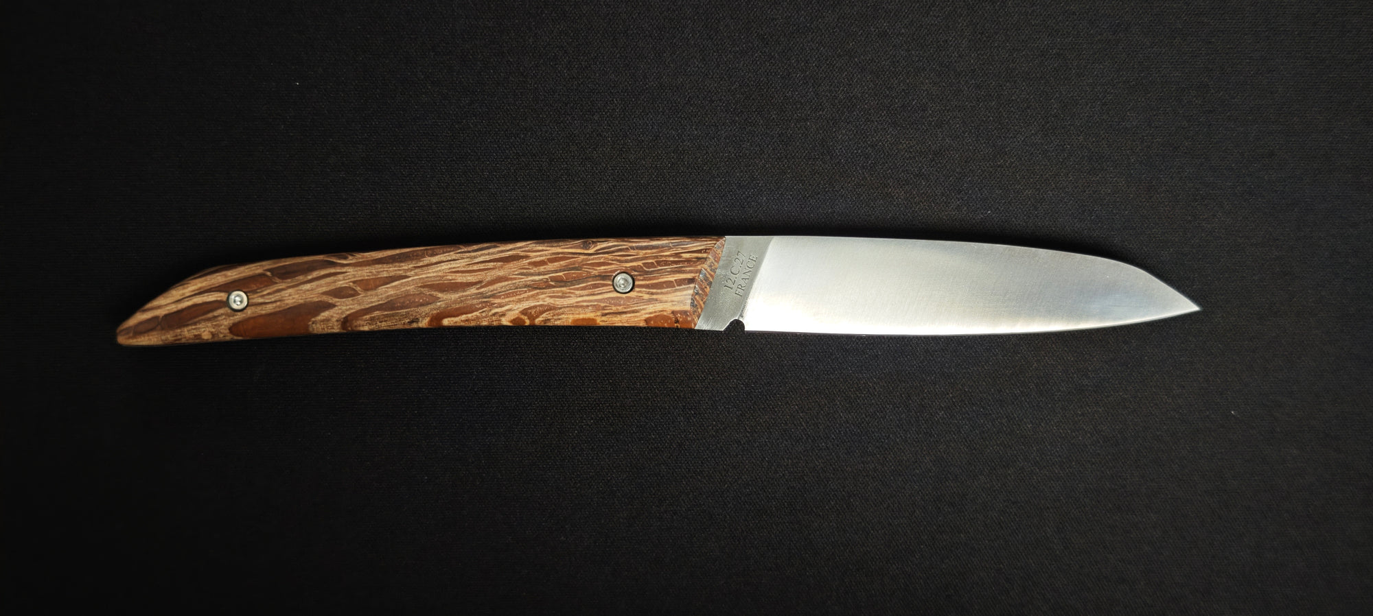 Couteau EDC Le Klic avec manche en bois d'olivier.