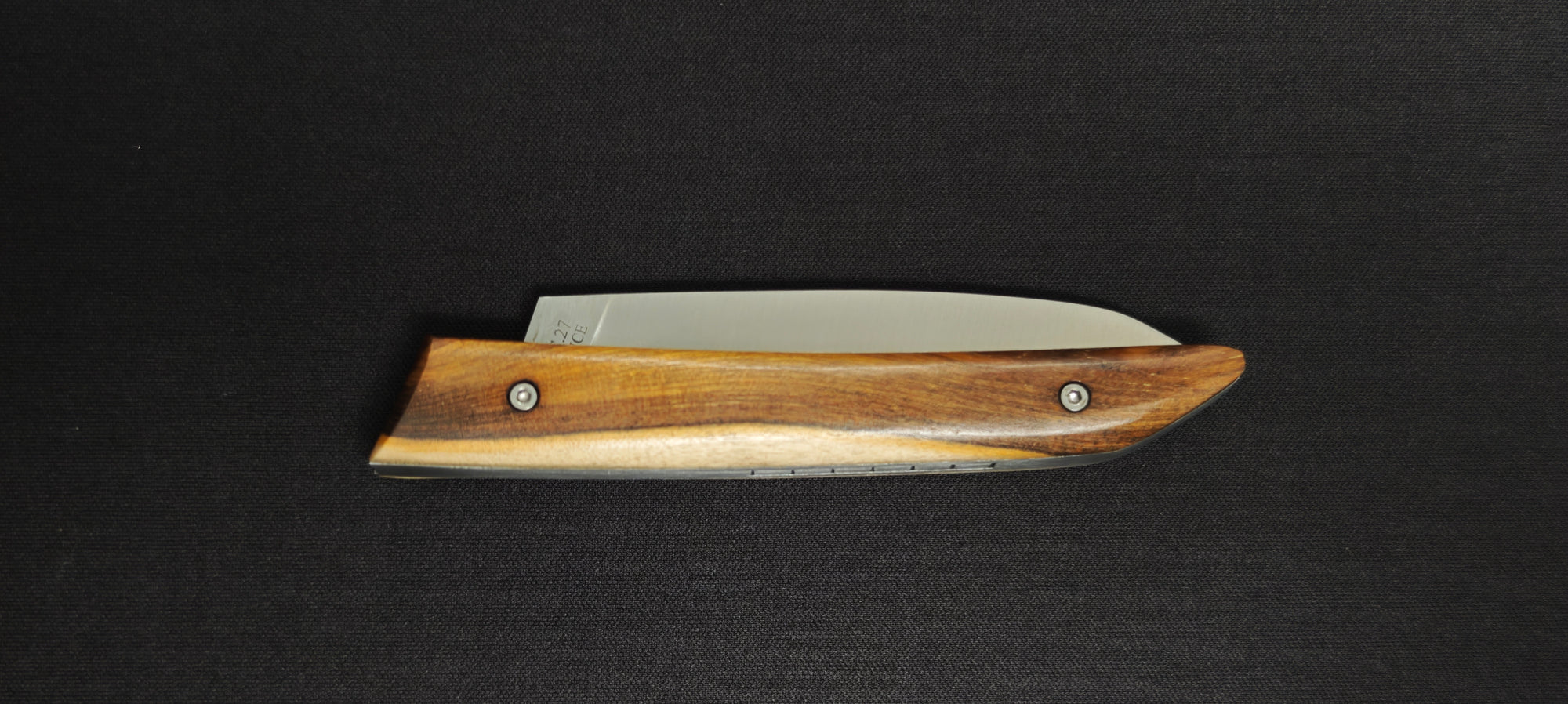Couteau EDC Le Klic avec manche en bois naturel.