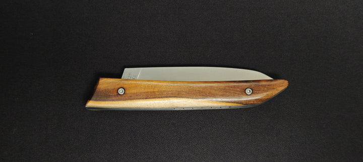 Couteau EDC Le Klic avec manche en bois naturel.