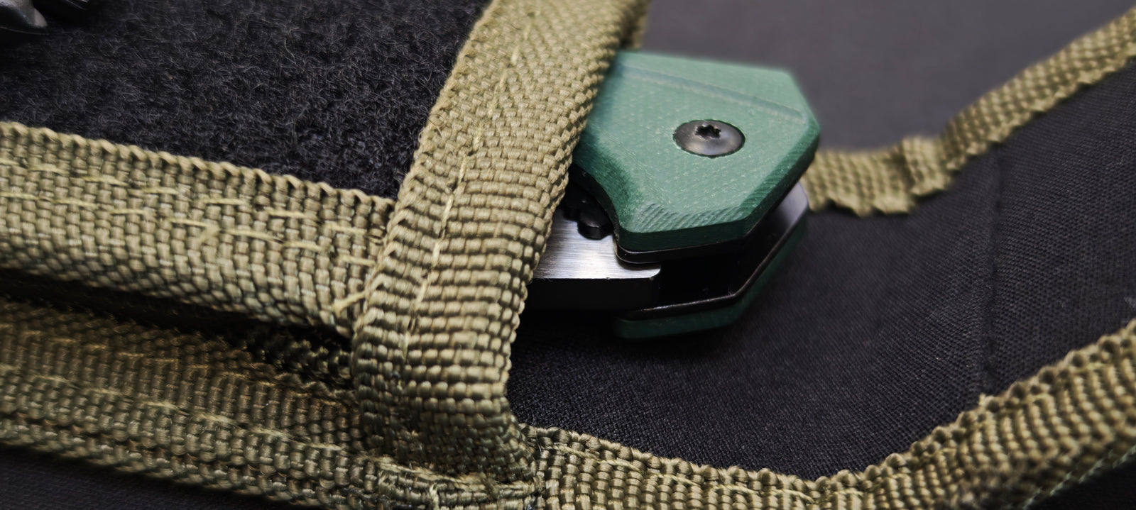 K25 - 25235 - Couteau tactique manche G10 vert lame dentée 9 cm avec coupe-ceinture