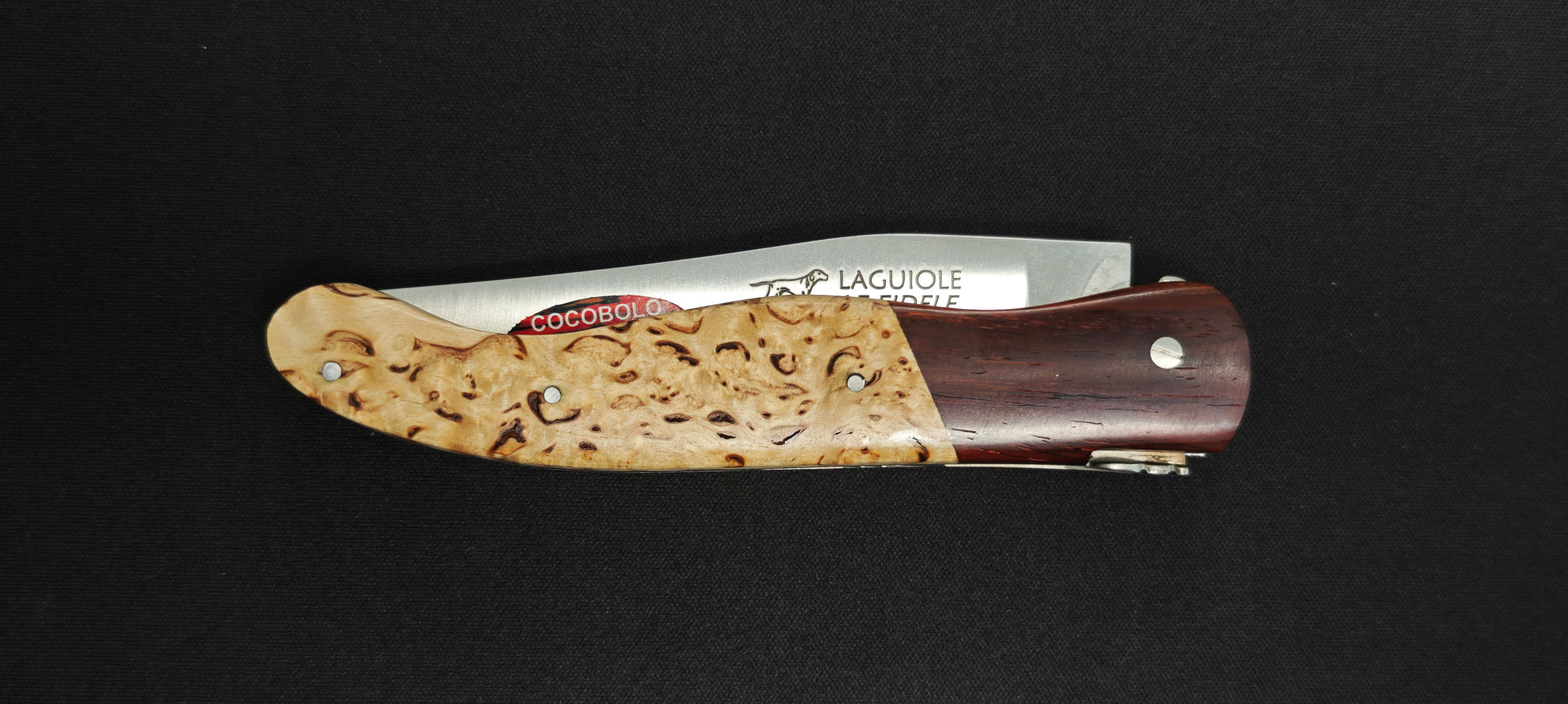 Couteau Laguiole pliant fermé mettant en valeur le manche en bois de bouleau