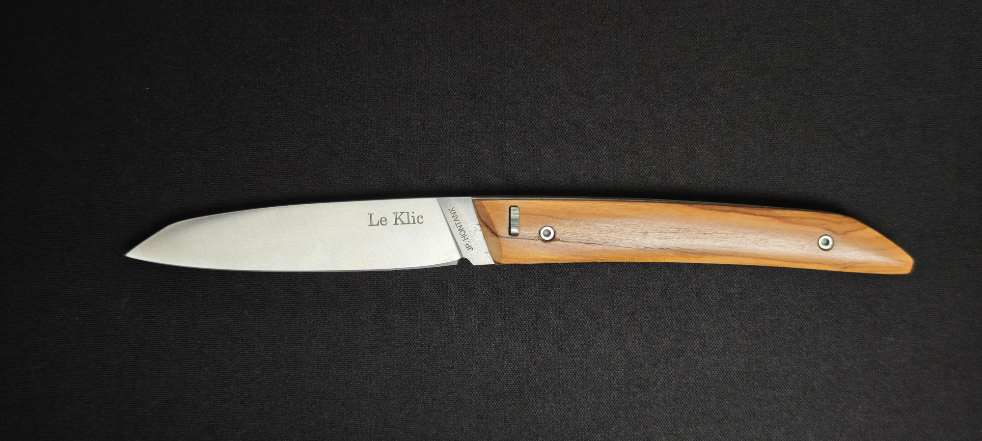 Le Klic KCH équipé d'une lame en acier inoxydable 12C27N.