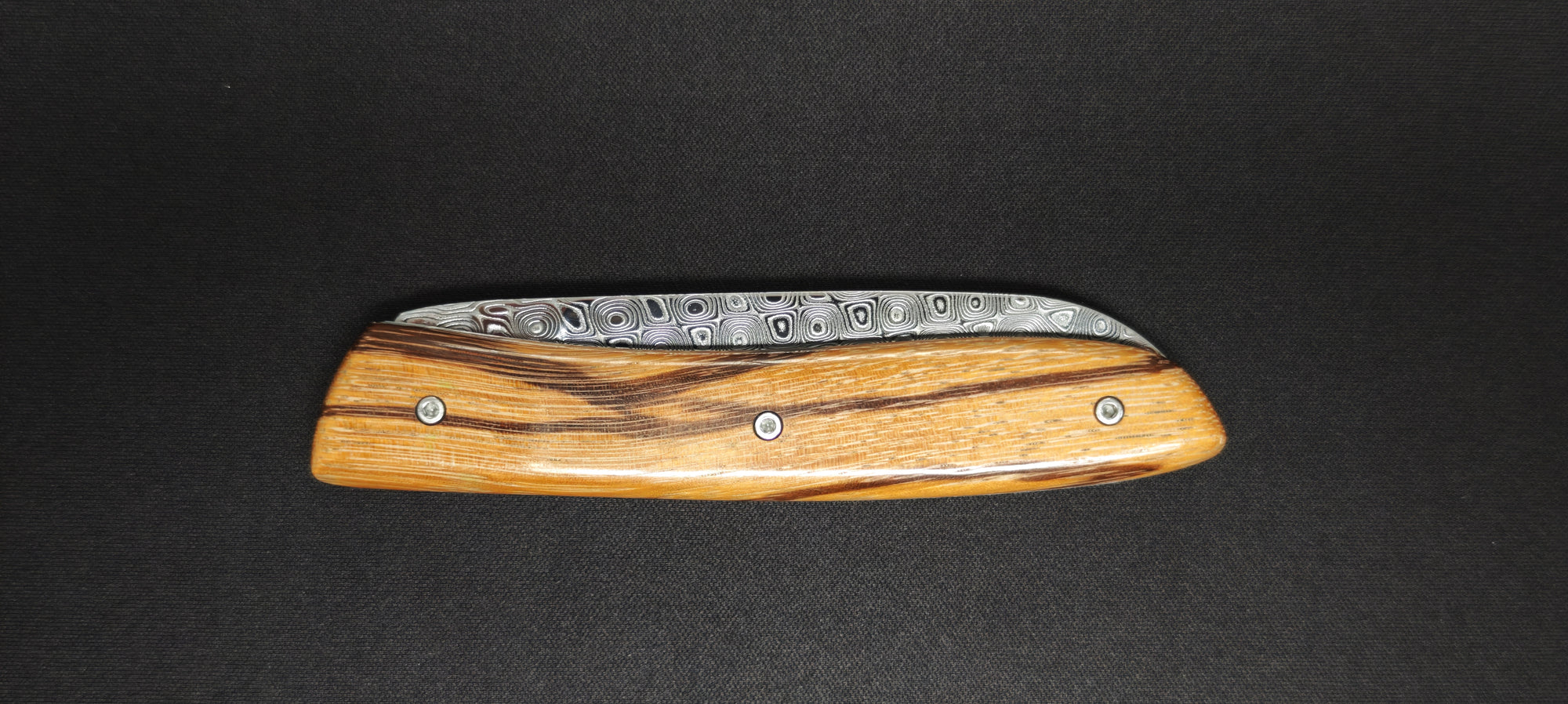 Perceval L08 avec lame damas et manche en Bois de Serpent.