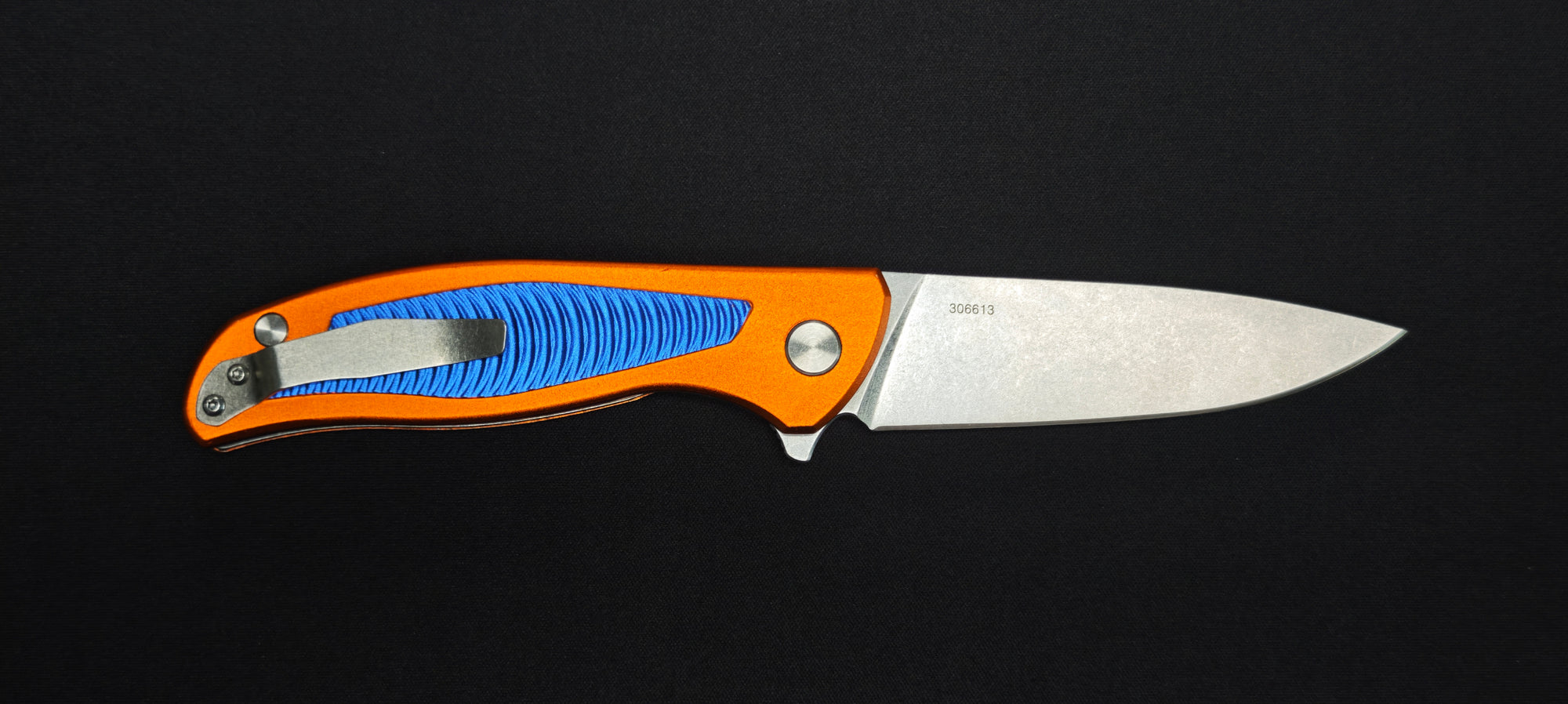 Détail de la finition stonewashed de la lame du Puma Tec 306613.