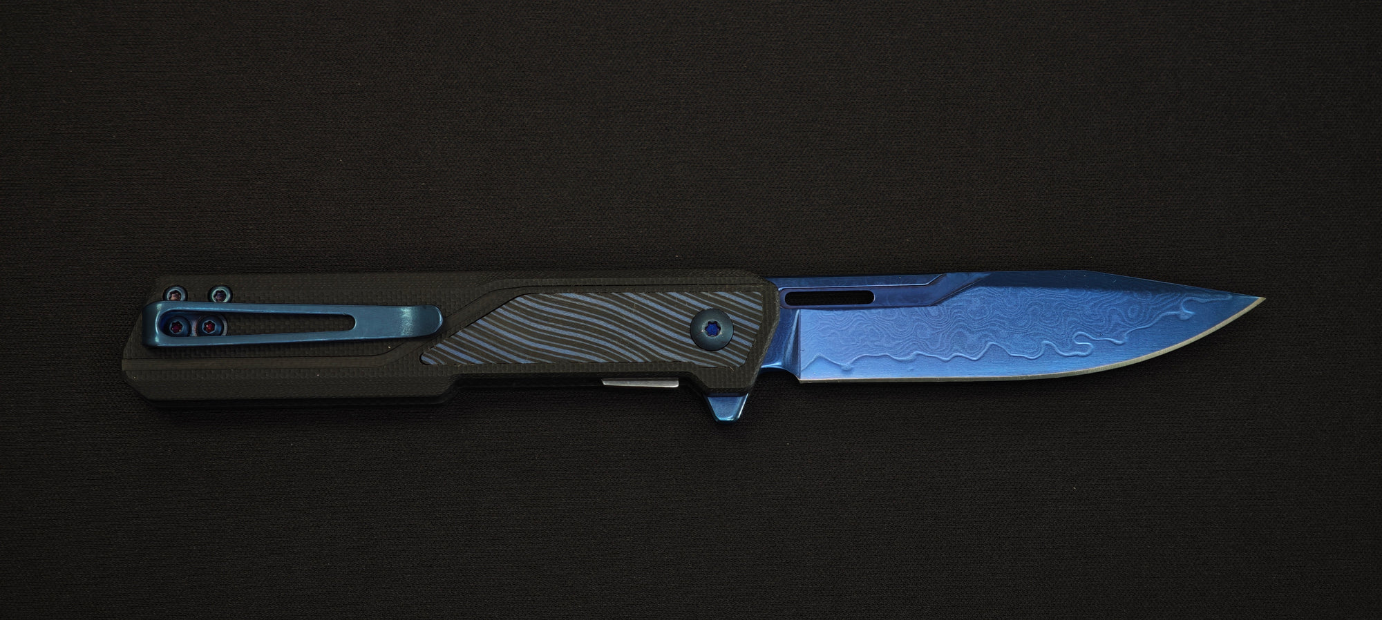 Tokisu 25020 Couteau pliant G10 Damas manche titane