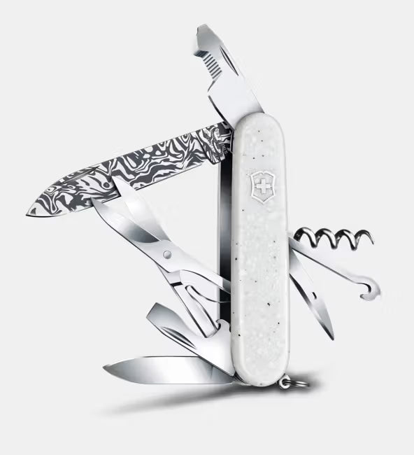 Victorinox Special Companion Damast Limited Edition 2025, Corian blanc mat et lame Damasteel Svavner.