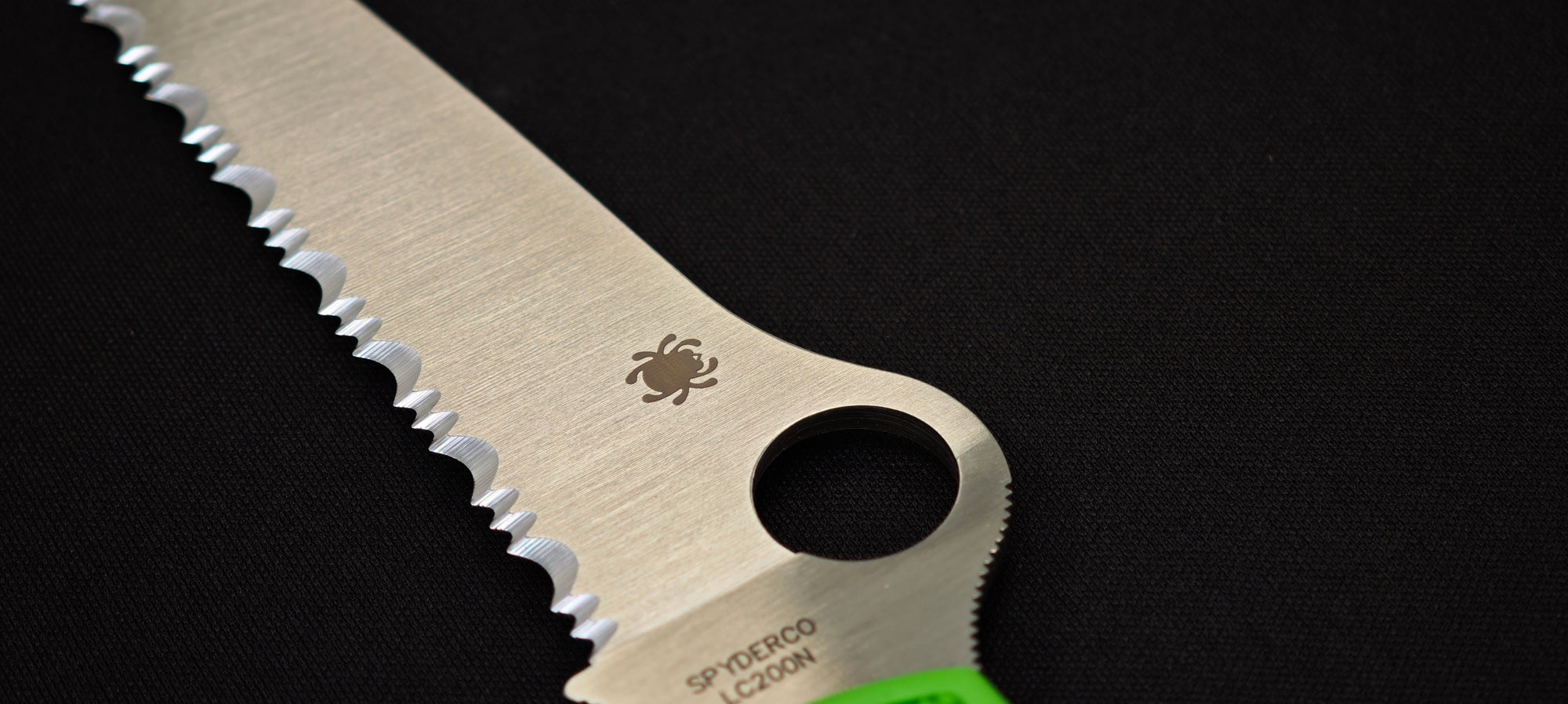 Spyderco C89FSGR Atlantic Salt LC200N Couteau de poche – dentelé, manche FRN vert
