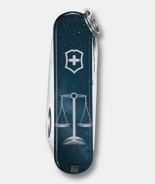 Victorinox Classic SD Zodiac Signs décoré du signe astrologique de la Balance.