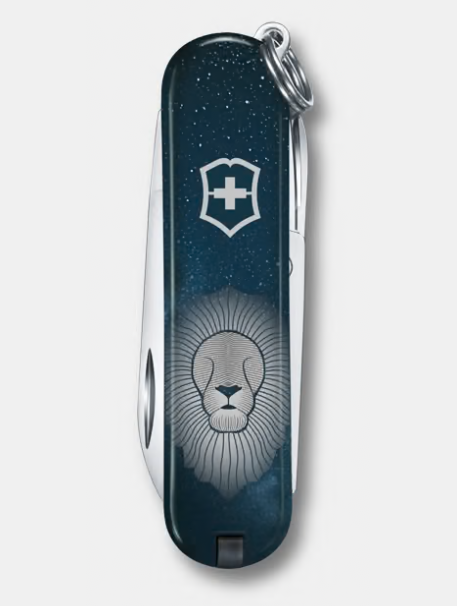 Victorinox Classic SD Zodiac Signs décoré du signe astrologique du Lion.