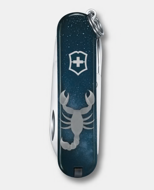 Victorinox Classic SD Zodiac Signs décoré du signe astrologique du Scorpion.