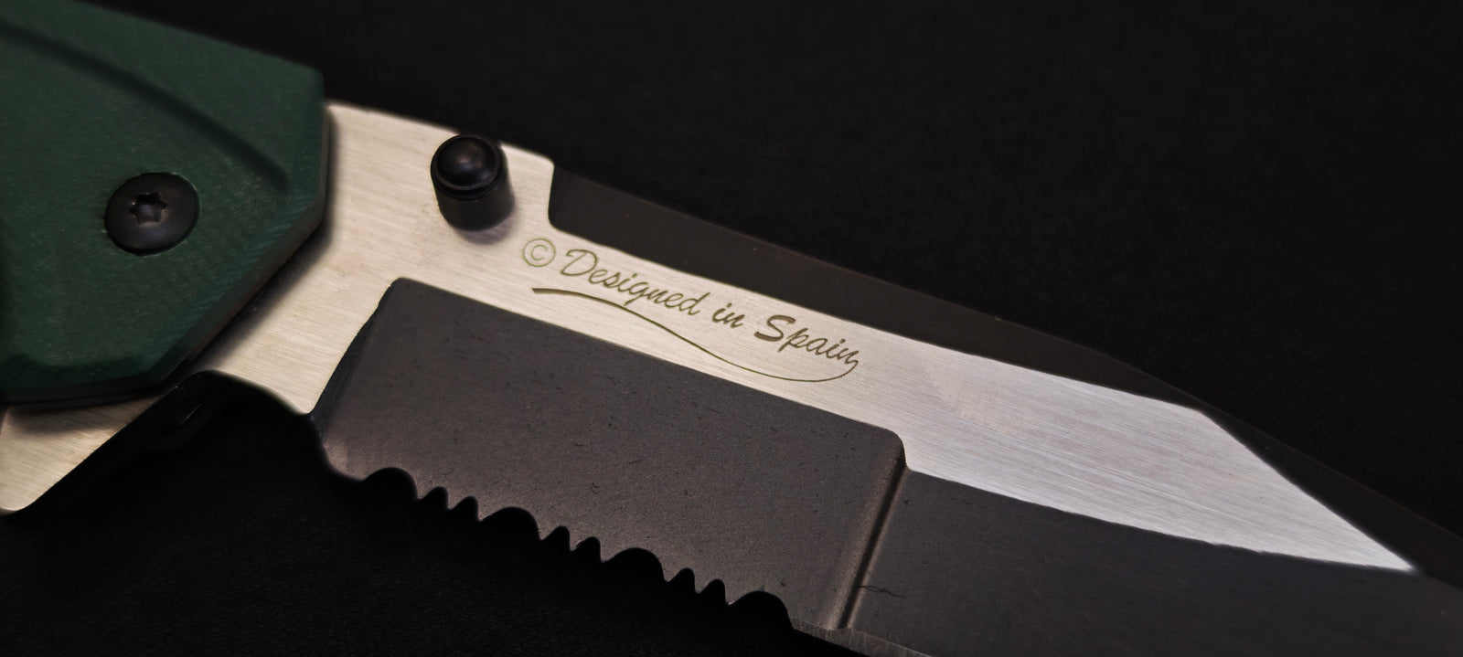 K25 - 25235 - Couteau tactique manche G10 vert lame dentée 9 cm avec coupe-ceinture