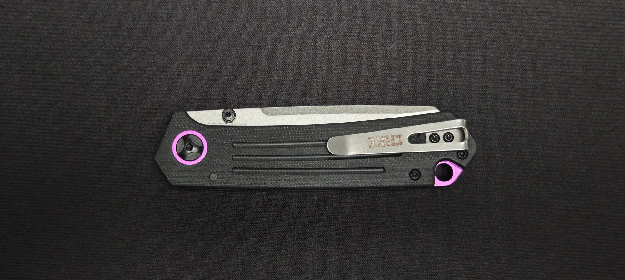 Ouverture à une main par repose-pouce du CRKT Montosa.