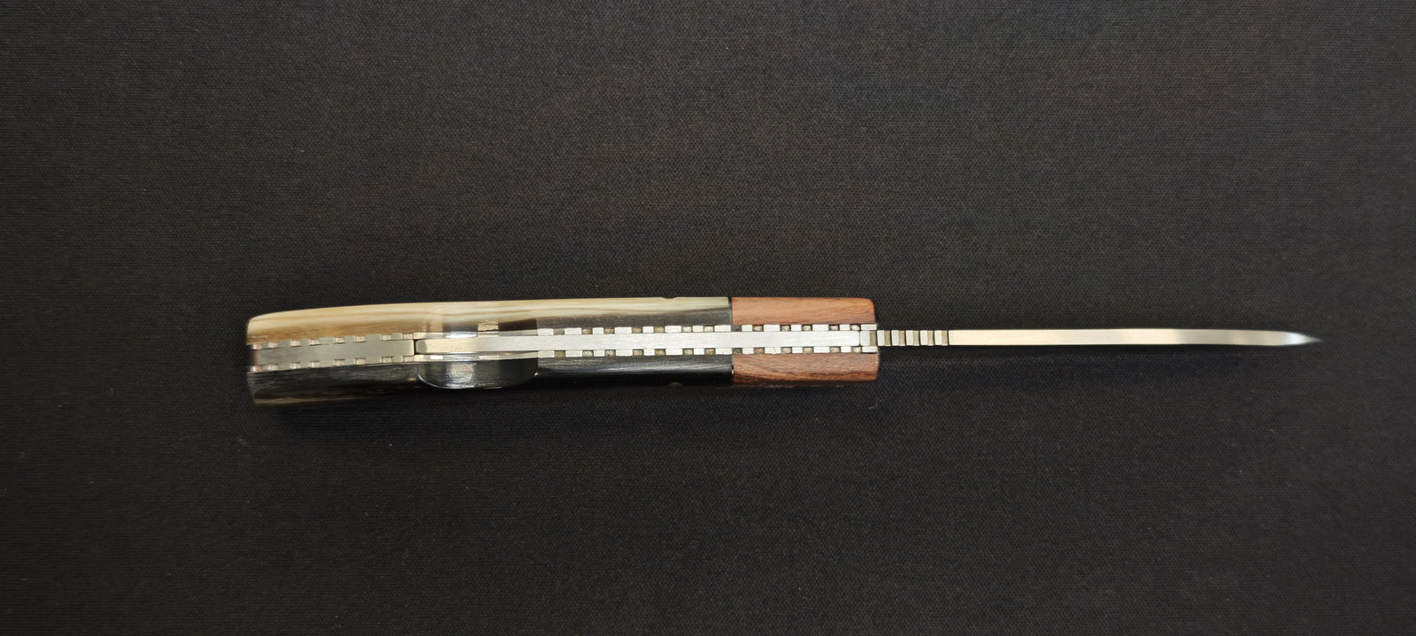 Couteau Joker NA-98 avec lame drop point satinée.