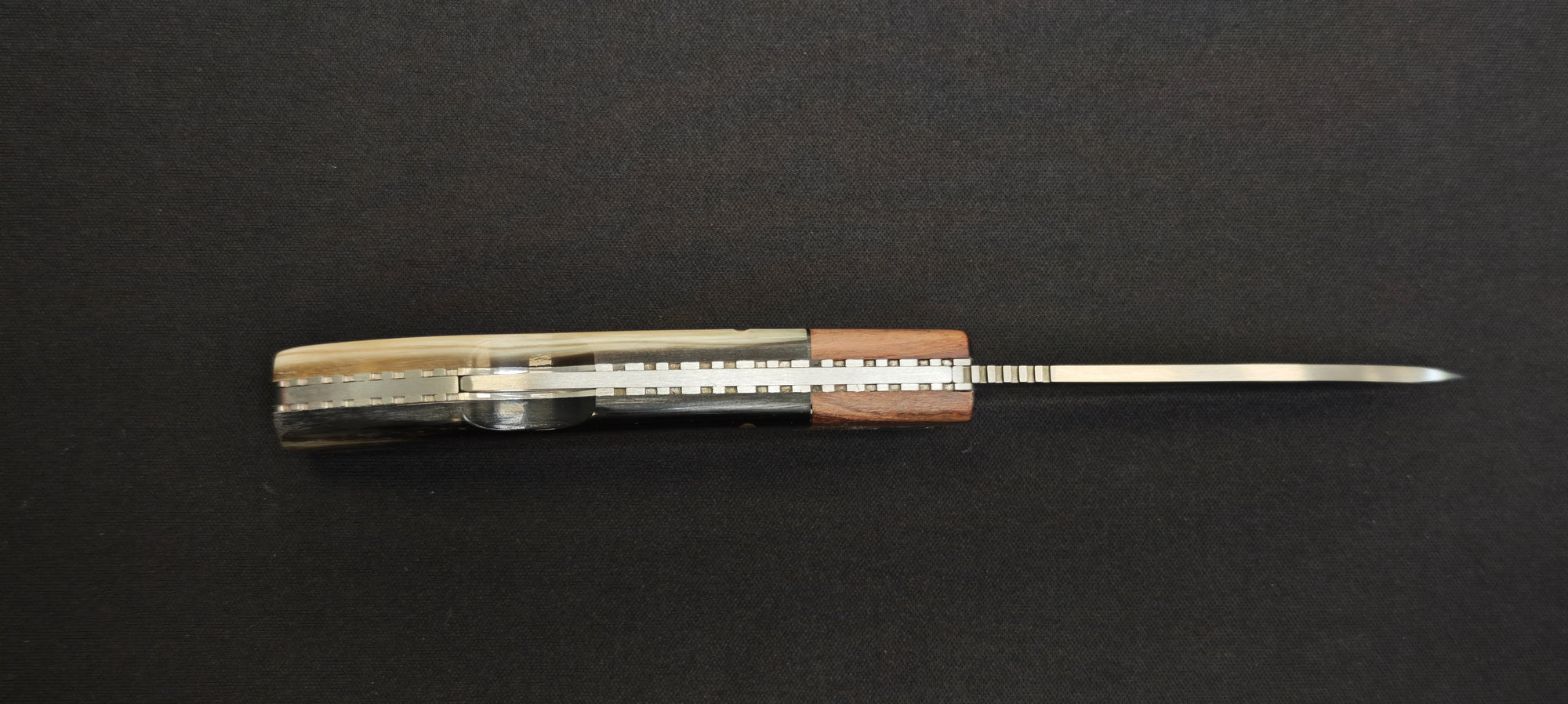 Couteau Joker NA-98 avec lame drop point satinée.
