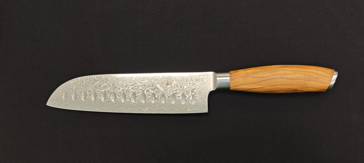 Couteau Santoku Hakami Tsubaki HATSU3 avec manche en bois d’olivier.