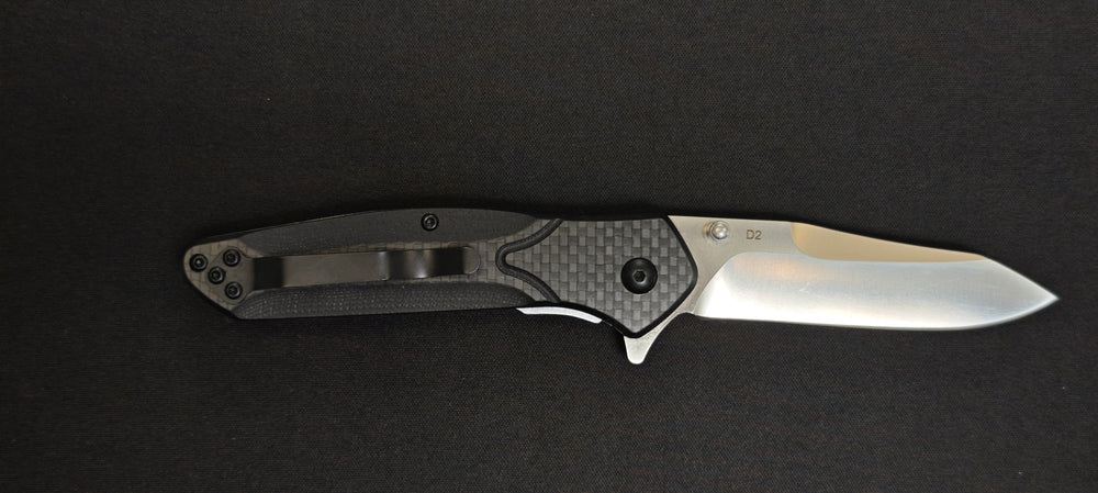 Vue ouverte du JKR-PRO 10001 avec lame Reverse Tanto en acier D2.