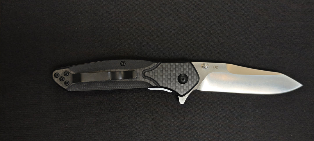 Vue ouverte du JKR-PRO 10001 avec lame Reverse Tanto en acier D2.