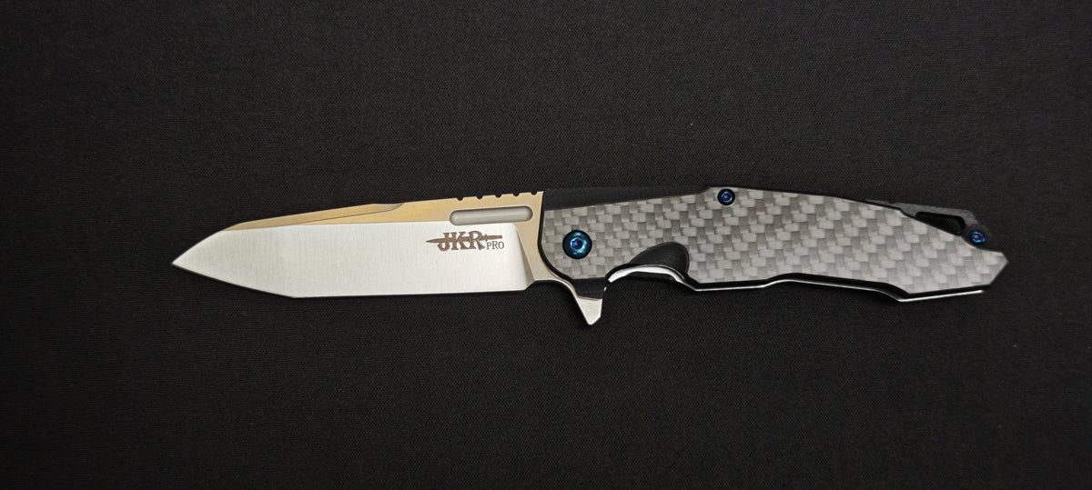 Couteau pliant JKR-PRO 10004 avec manche en fibre de carbone.