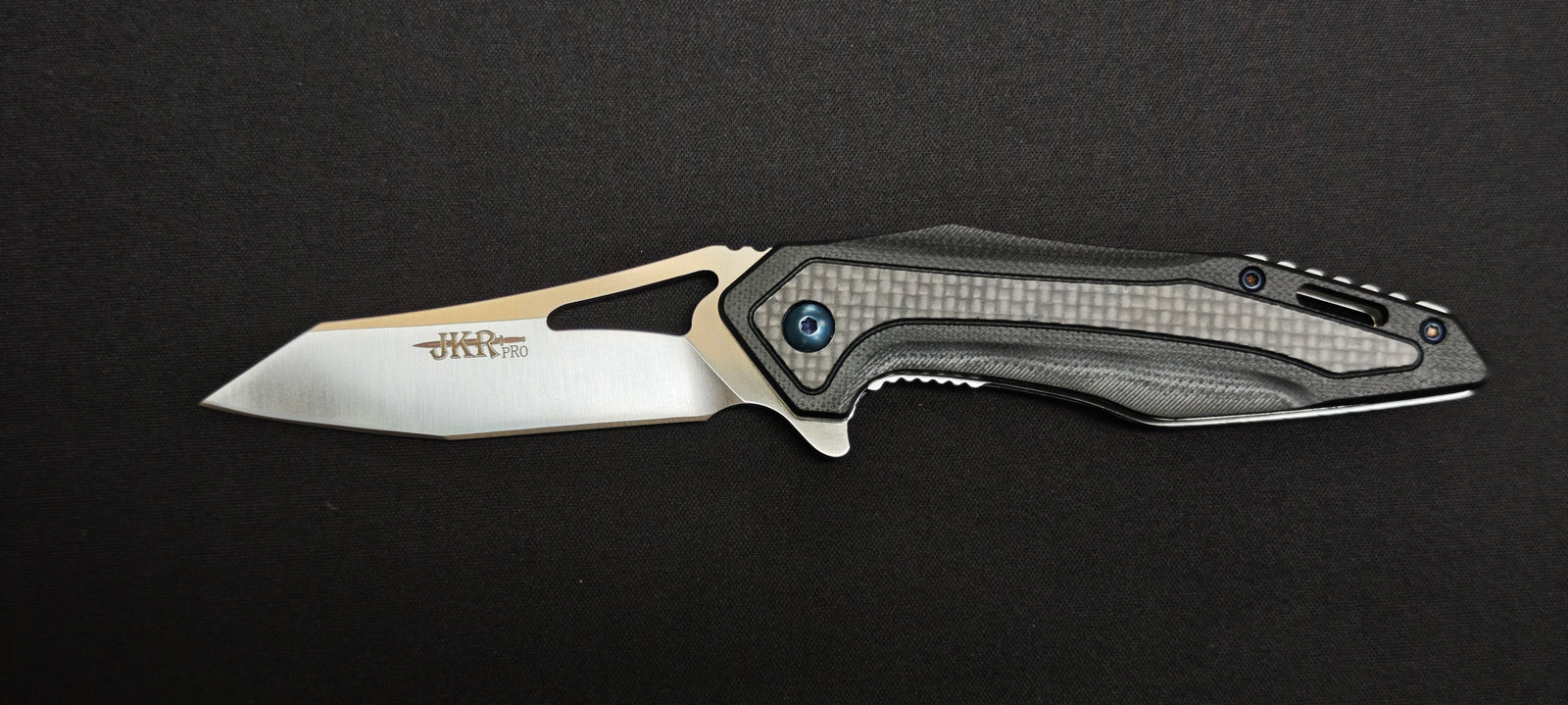 Couteau pliant JKR-PRO 10010 avec manche en fibre de carbone.