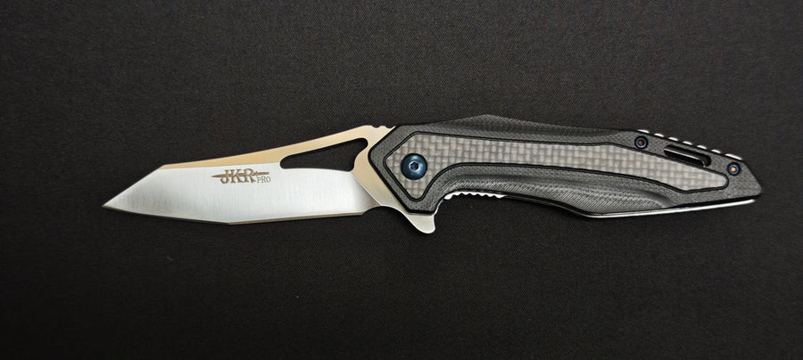 Couteau pliant JKR-PRO 10010 avec manche en fibre de carbone.
