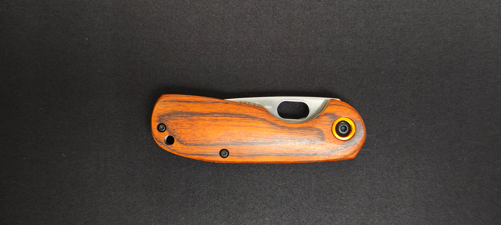 Vue du manche en bois de pakka du couteau JKR0660.