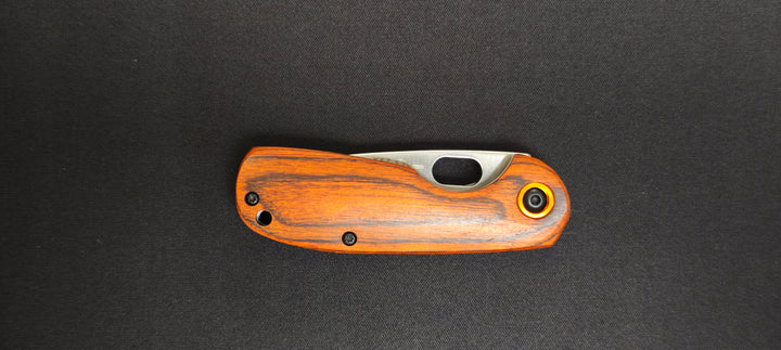 Vue du manche en bois de pakka du couteau JKR0660.