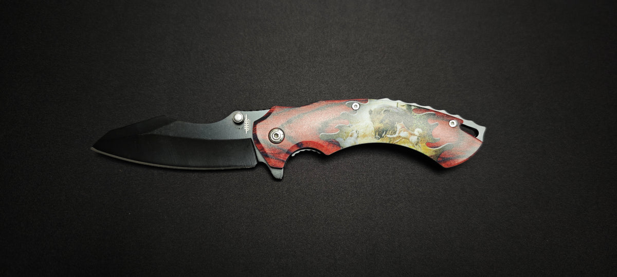 Couteau pliant JKR0737 avec motif sanglier et chiens sur le manche.