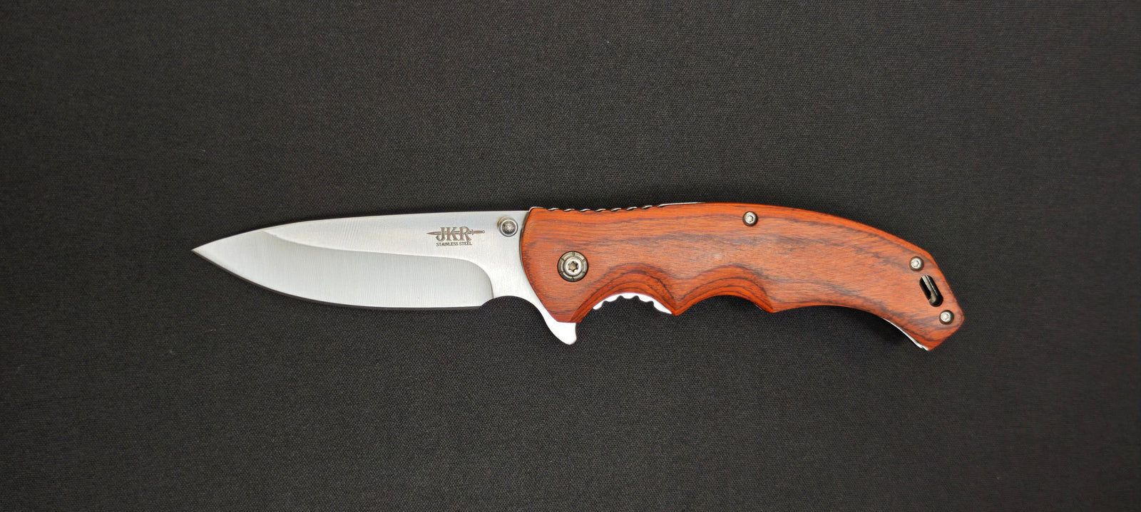 Couteau pliant JKR0903 avec manche en bois rouge.