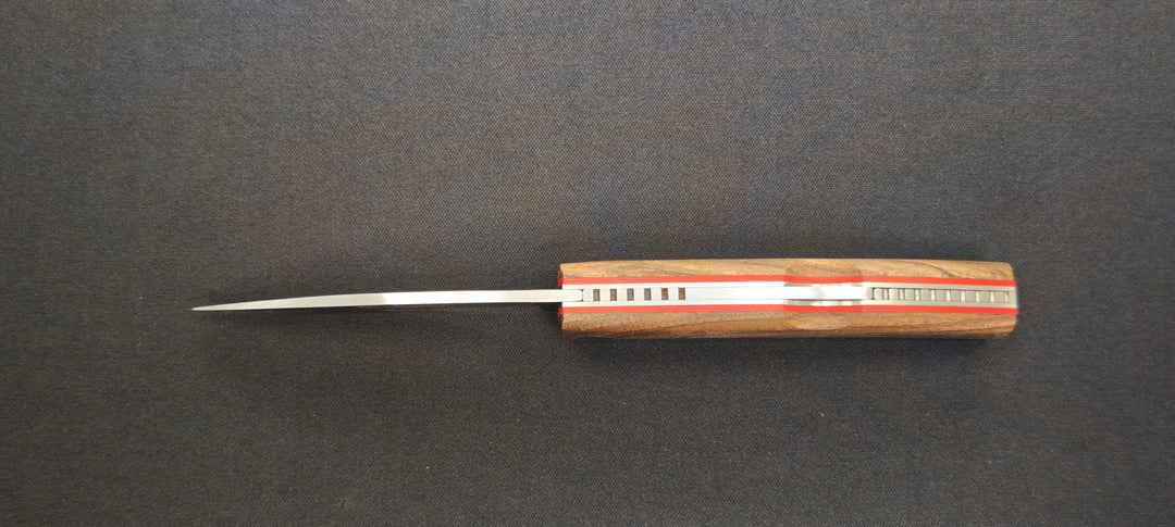 Détail du manche en bois de manguier du Joker Becada NN-153.