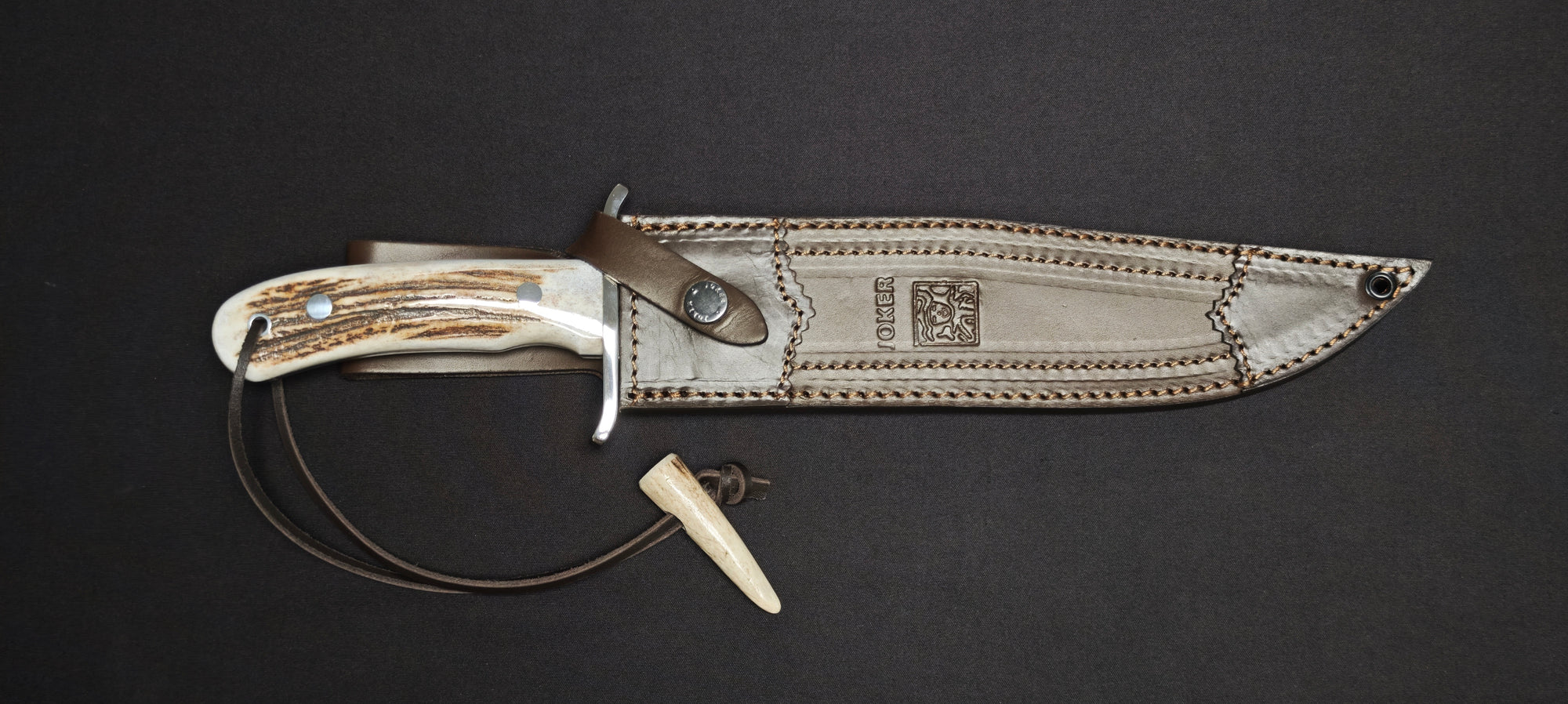 Joker Bowie CC139 livré avec un étui en cuir.