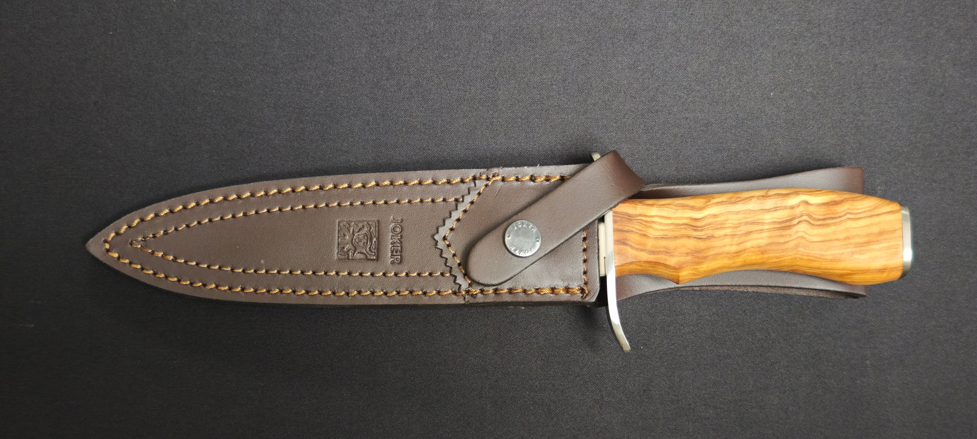 Couteau de chasse Joker CO-32 avec étui en cuir marron.