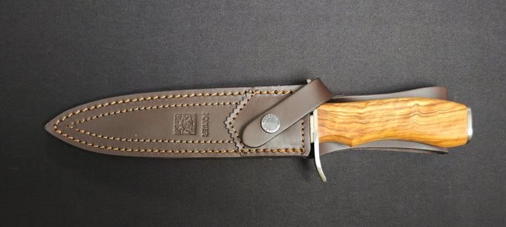Couteau de chasse Joker CO-32 avec étui en cuir marron.