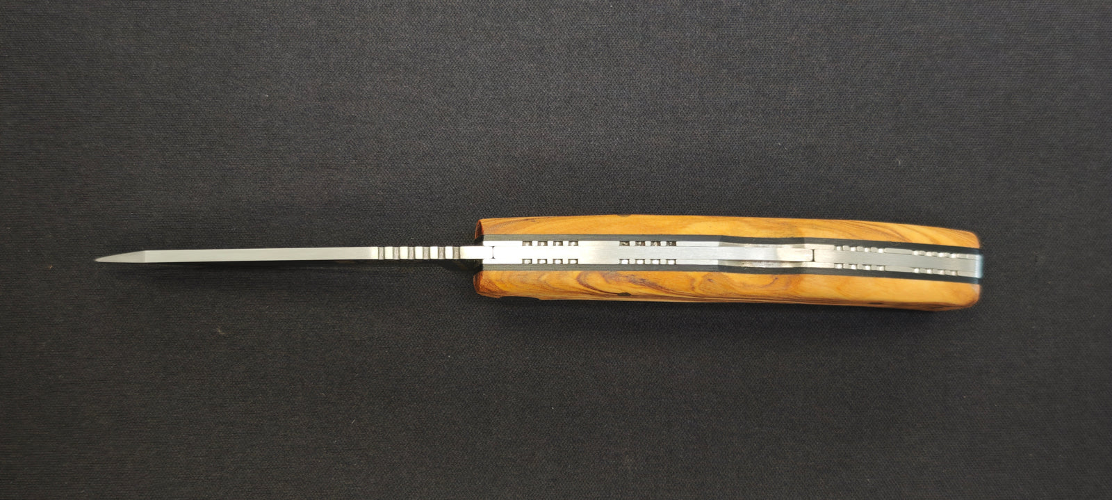 Détail du manche en bois d'olivier du Joker Ranchera NO-154.