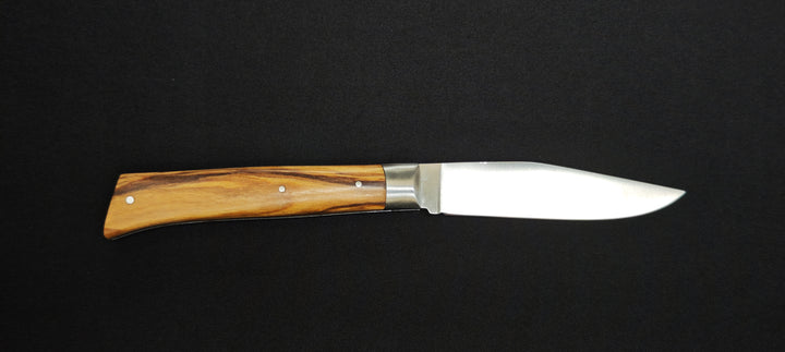 Détail du manche en bois d'olivier du couteau artisanal L'Alpin