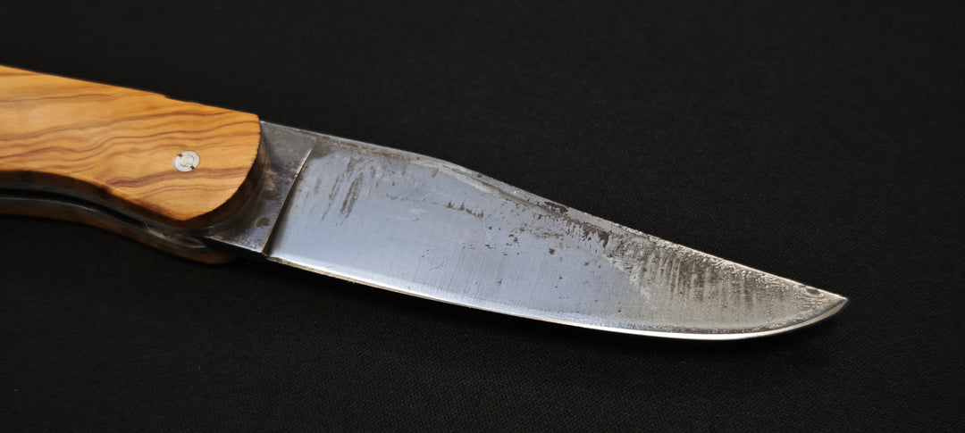 El cuchillo de caza Fidèle Laguiole mango integral de madera de olivo + hoja templada en bruto