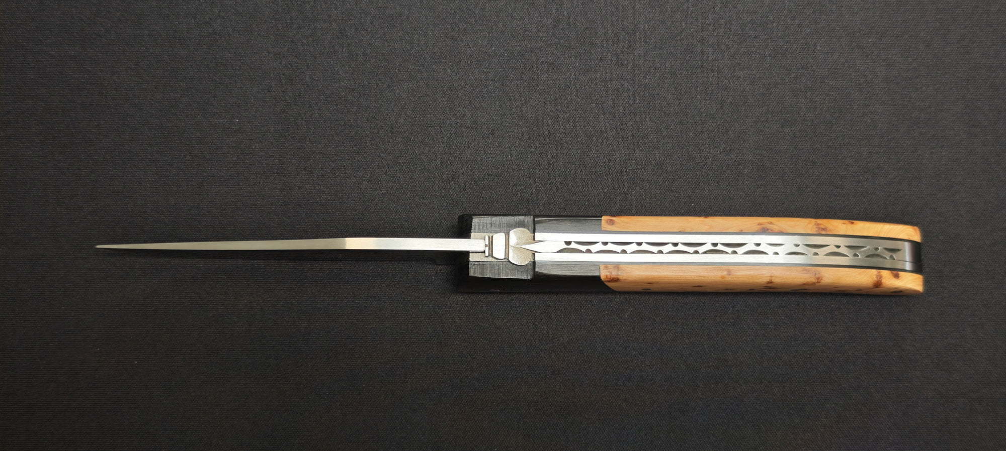 Vue ouverte du couteau de chasse Le Fidèle Laguiole ébène genévrier