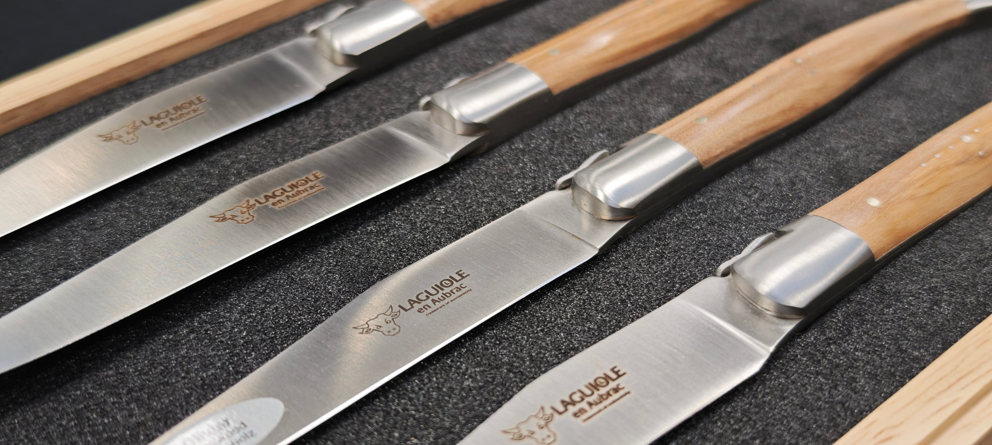 Laguiole en Aubrac 42C12OLIHL Coffret 4 couteaux à steak en bois d'olivier