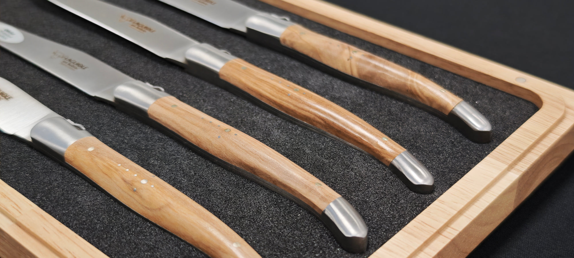 Laguiole en Aubrac 42C12OLIHL Coffret 4 couteaux à steak en bois d'olivier