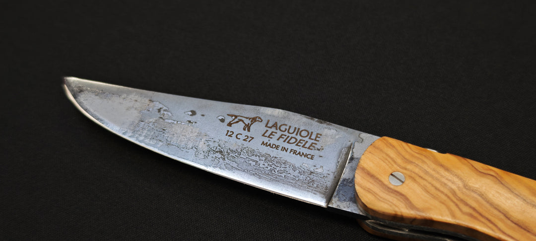 El cuchillo de caza Fidèle Laguiole mango integral de madera de olivo + hoja templada en bruto