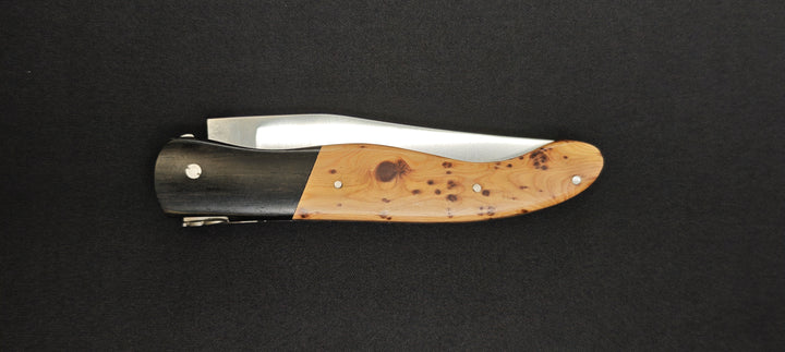 Détail de la lame en acier inoxydable du couteau de chasse Le Fidèle