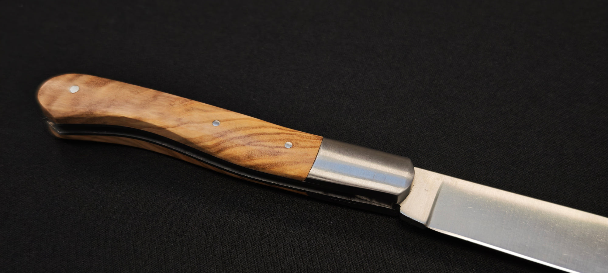 L'Aurillac par le Fidèle - Couteau pliant de poche manche en bois d'olivier - Ref : AUOL