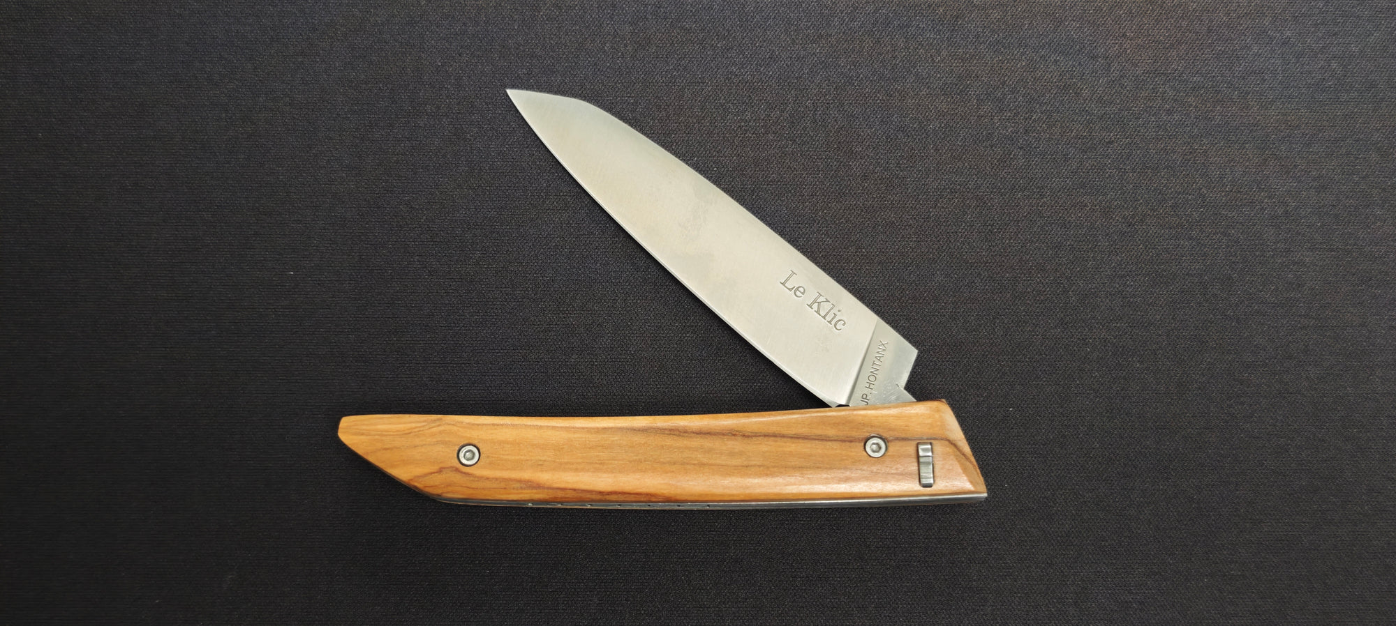 Couteau pliant Le Klic JP Hontanx avec manche en bois de chêne.