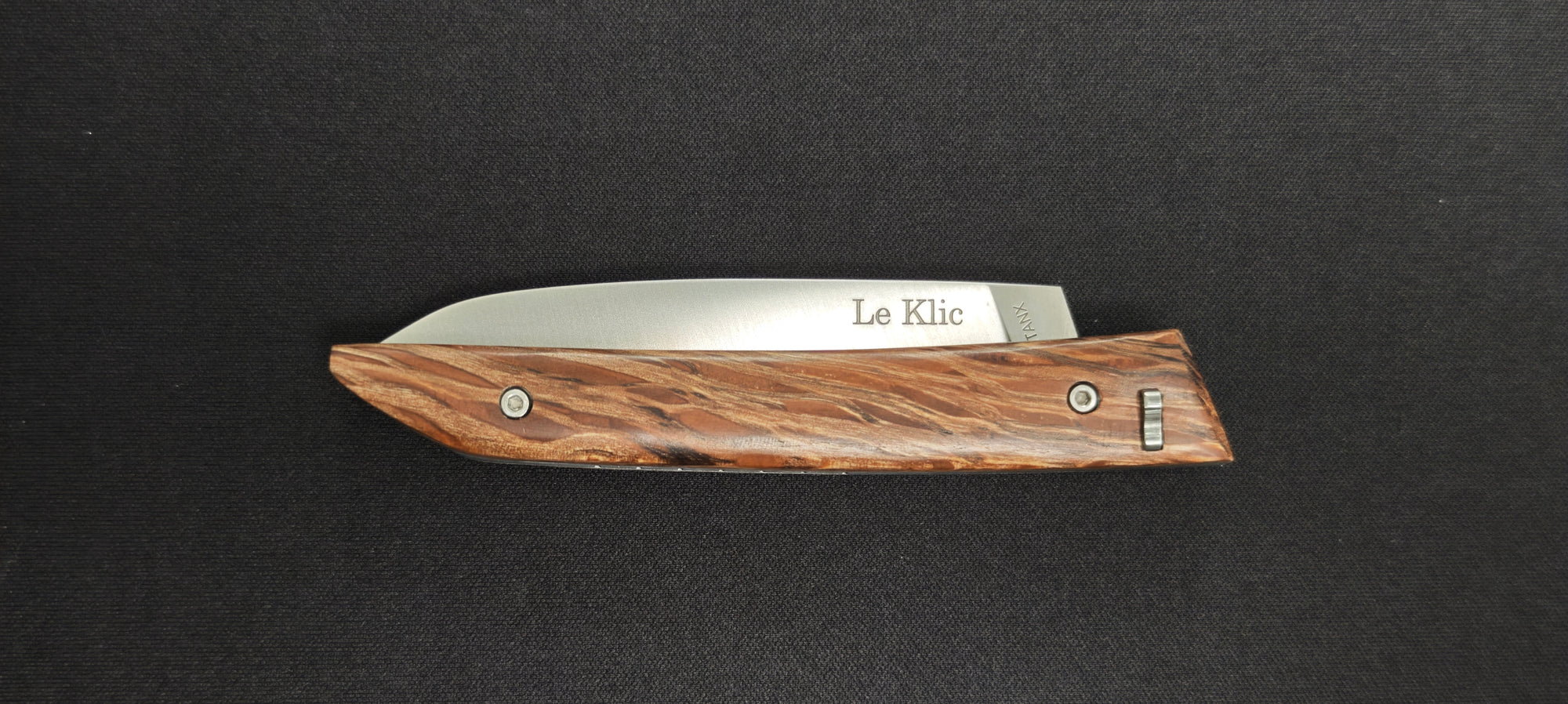 Détail du manche en bois d'olivier naturel du couteau Le Klic.