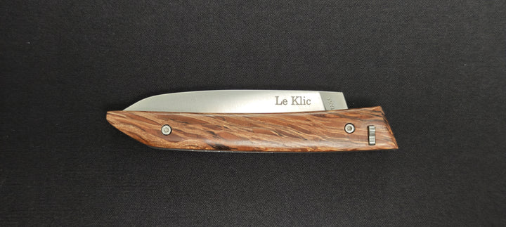 Détail du manche en bois d'olivier naturel du couteau Le Klic.