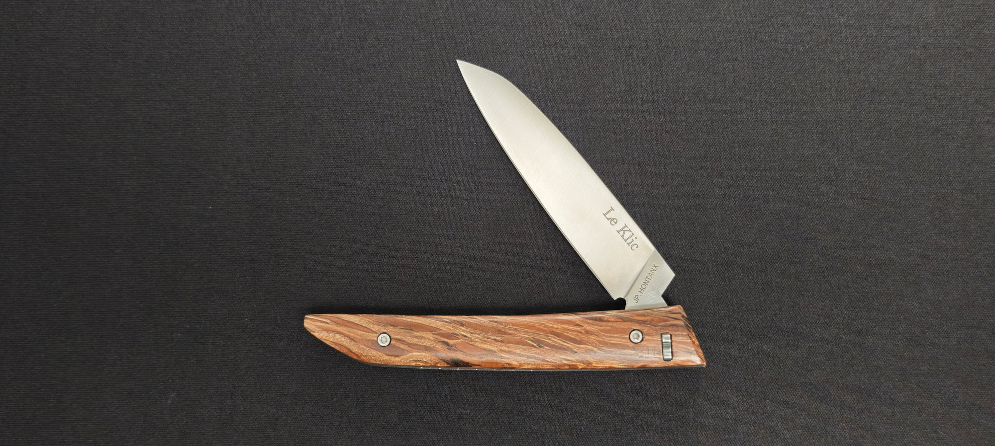 Couteau pliant Le Klic JP Hontanx avec manche en bois d'olivier.