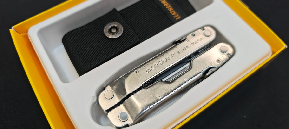 Vue du Leatherman Super Tool 300 avec ses outils déployés.