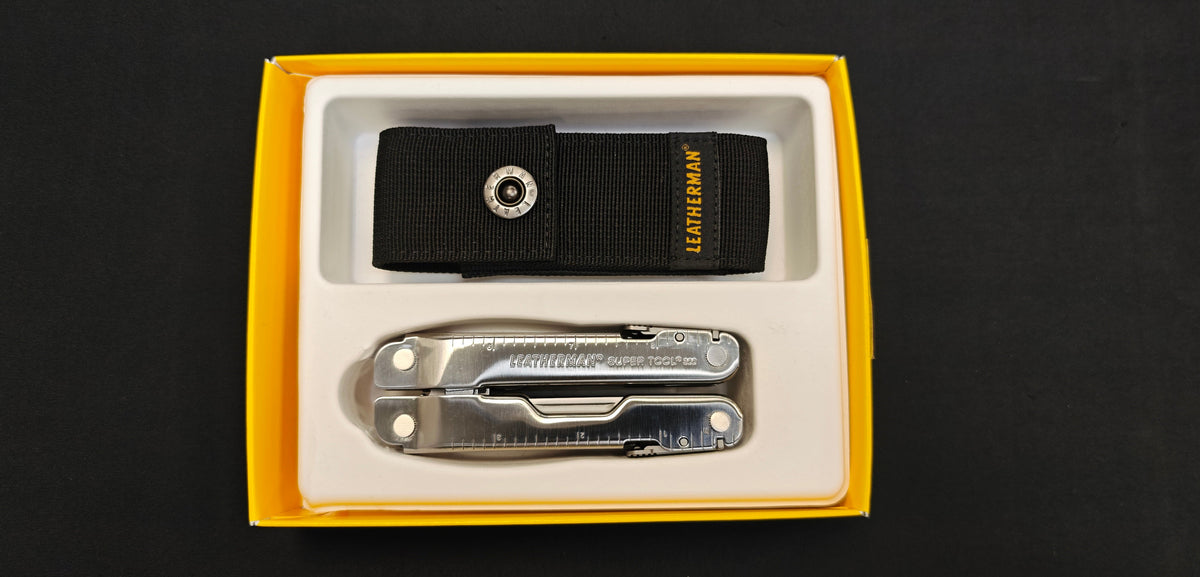Leatherman Super Tool 300 avec ses 19 outils intégrés.