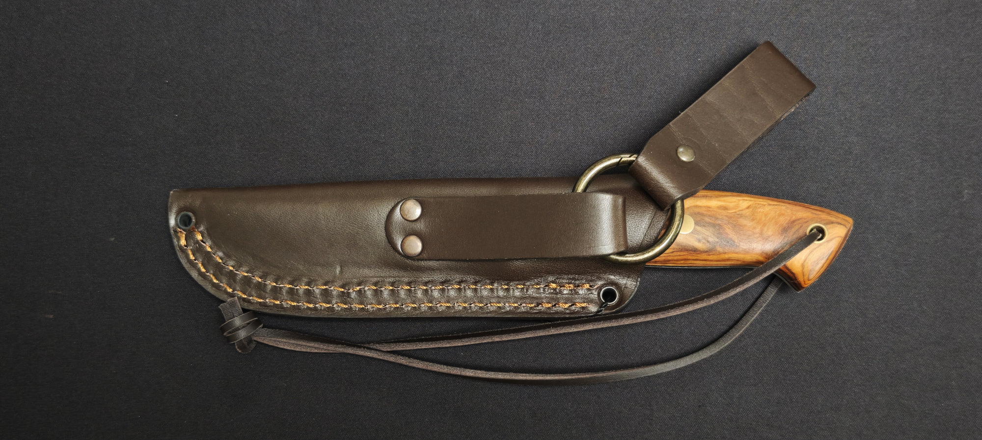 Détail du manche en bois d'olivier du Joker Ranger.