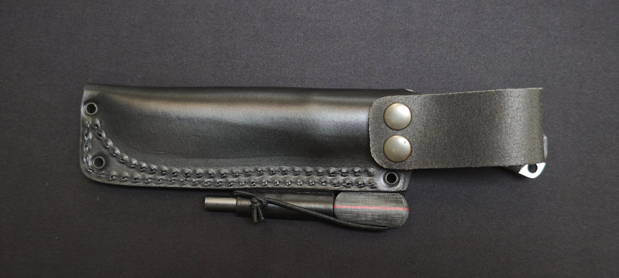 Couteau fixe Joker Ursus conçu pour le bushcraft et la survie.